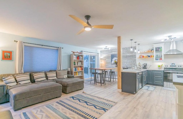 The Garay Townhome w/Contemporary Vibes
