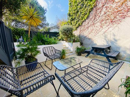 "The Garden Apartment Newquay" by Greenstay Serviced Accommodation - Beautiful 2 Bed Apartment With Parking & Garden Terrace, Dog Friendly, Close To Beaches, Shops & Restaurants - Perfect For Families, Couples, Small Groups & Business Travellers