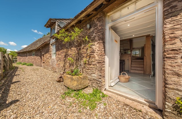 The Garden Barn (4) - a grade I listed building sleeping 4 guests