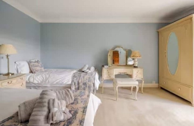 The Garden Room 40 mins Edinburgh, 10 mins Loch Leven, 25 mins Sterling Castle