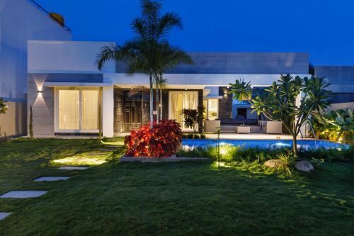 The Garden Stay by StayJadePool2BHKLawnAC