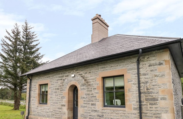 THE GATE HOUSE, character holiday cottage, with open fire in Ullapool