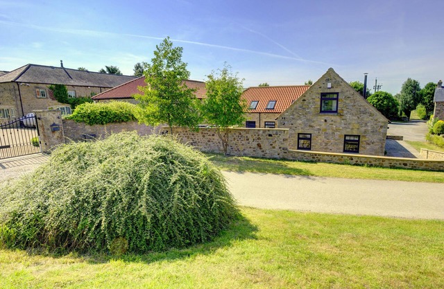 THE GATE HOUSE, pet friendly, character holiday cottage in Barton
