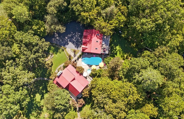 The Gathering Place on 6 Acres w/Hot tub & Pool - 4Br/4Ba & Sleeps 14