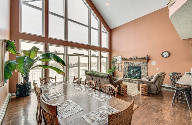 Hot Tub & Game Room: Rushville Retreat!