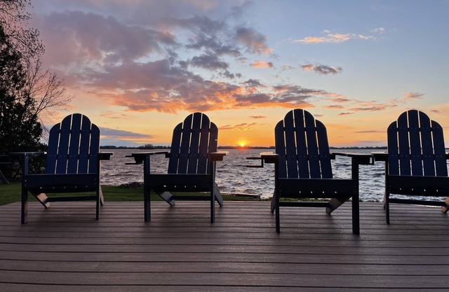 The Gatsby Getaway - A Charming 100-Year-Old Lakeside Retreat in Beaver Dam!