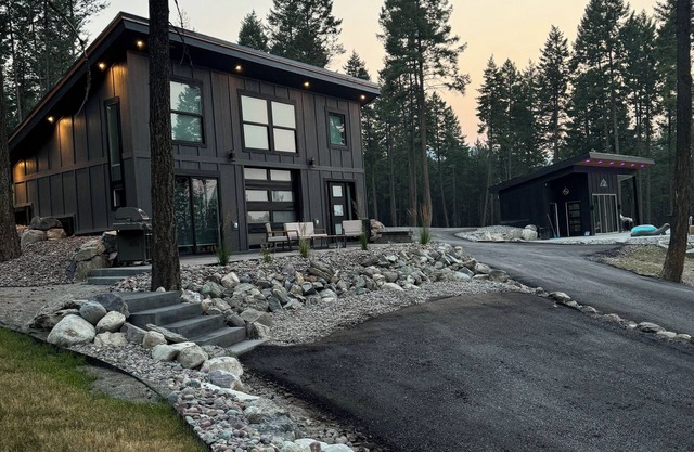 The Glaicer House w/ pool & hot tub
