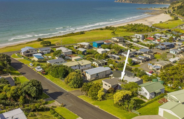 THE GLASS HOUSE - KUAOTUNU HOLIDAY HOME, with a garden in Rings Beach