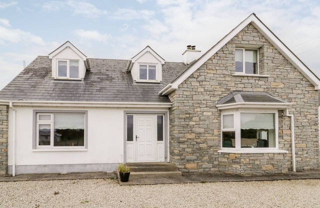 THE GLEN, pet friendly, with open fire in Carndonagh, County Donegal