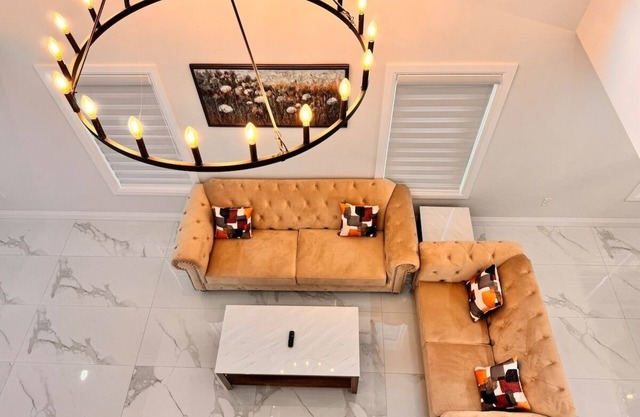 The Glorious Glidden Stunner / 5bd 4bth with Patio