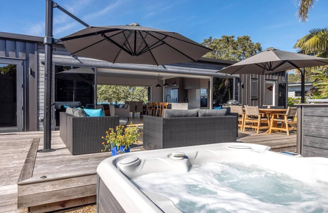 The Golden Pohutukawa - Beach House - The Golden Pohutukawa - Beach House is a newly built, premium holiday home in an absolute beach front location. With two bedrooms one king and one queen and two bathrooms, this is a wonderful option for up to 4 g