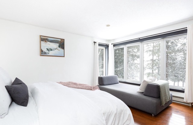 The Goldenwood Lakehouse: Waterfront Forest Escape