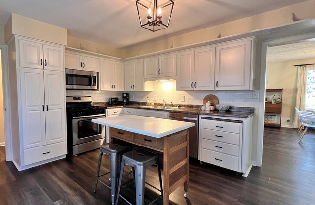 The Golf Cottage, located close to downtown Hayward and Hayward Golf Course.