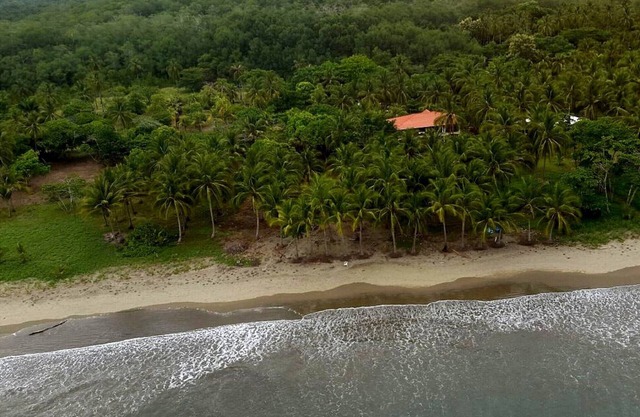 Dos habitaciones familiares con entrada privada directamente en la playa.