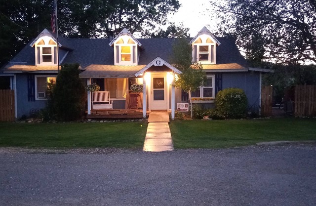 The Goulding Cottage PLUS LOFT - playground, fire pit, farm animals, family fun!