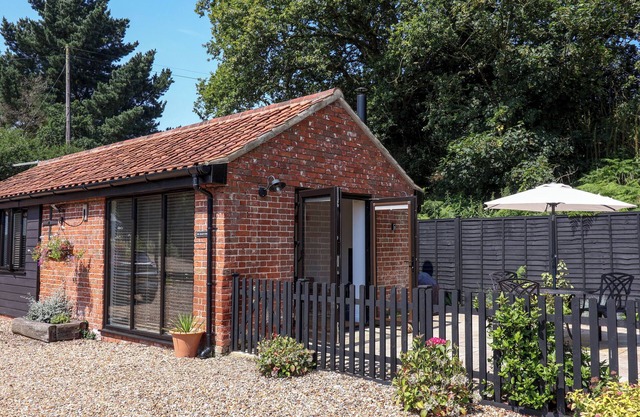 THE GRAIN STORE, family friendly, with open fire in Haddiscoe