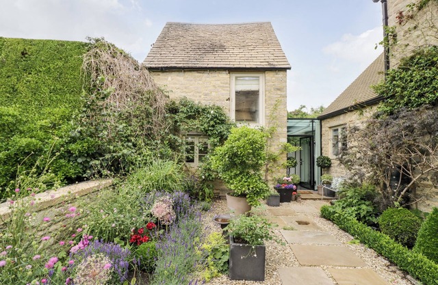 THE GRAIN STORE, romantic, character holiday cottage in Witney