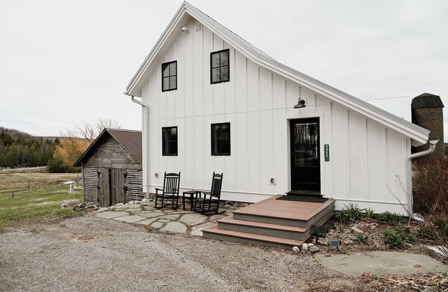 Northfarm Granary BB-Charming 3-bedroom house with AC, WiFi in Suttons Bay