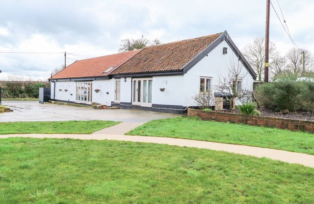 THE GRANARY, pet friendly, with a garden in Long Stratton