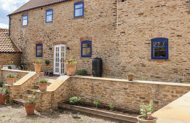 THE GRANARY, pet friendly, character holiday cottage in Slingsby