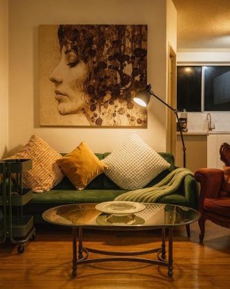 The Grand Book Nook Retro Stay - Luxury King mattress with Flat TV - Private walk in book lounge & Study