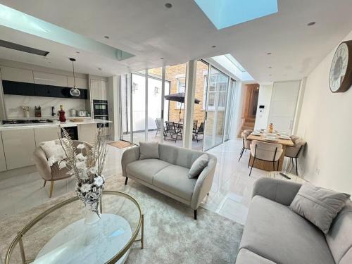 The Grand Royal Kilburn House - 4BR/3BR w Parking