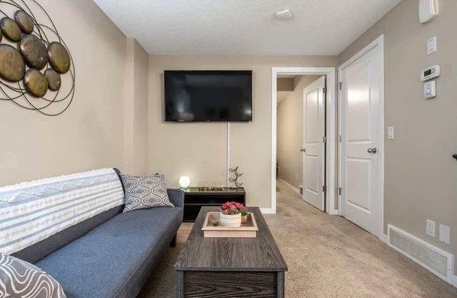 The Grande 1BD | 1BA | Full Kitchen |Guest Suite