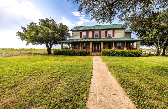 The Grassy Ridge House. Only 5 min from Rocker B Baseball Ranch! Sleeps up to 18