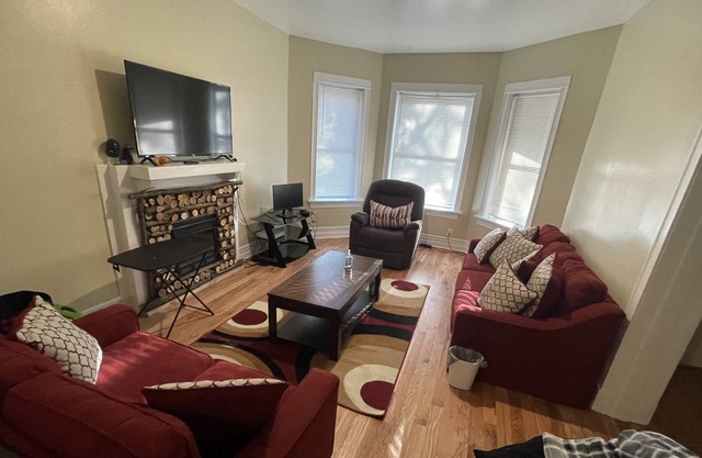 The Great Escape!- 15mins from Downtown Chicago w/Pool Table and Private Parking