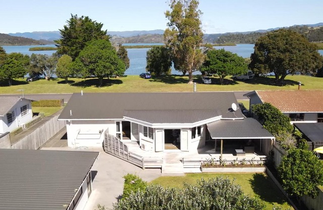 The Great Escape, Luxury Waterfront, HotTub