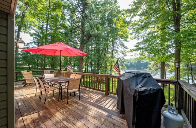 The Great Outdoors: Lakefront, Private Dock, Hot Tub, Pool Table!
