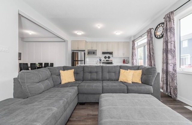 The Green Bohemian: 3-bedroom furnished mid-term rental, 3mins to CanTire Centre