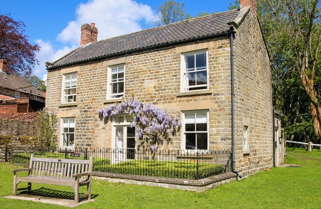 THE GREEN, pet friendly, luxury holiday cottage in Lastingham