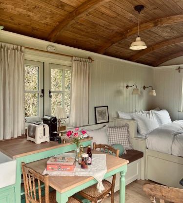 The Green Shepherd, a charming authentic cabin surrounded by beautiful countryside
