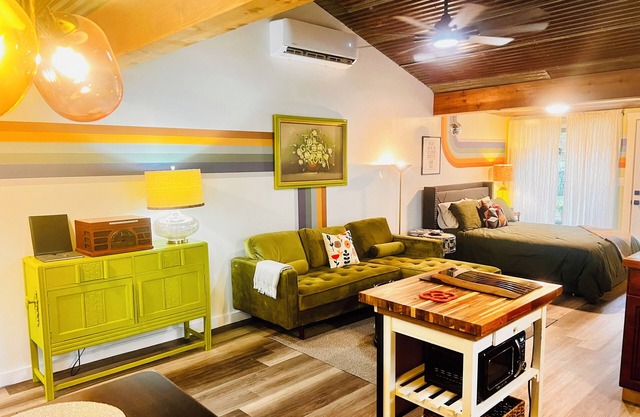 THE GREENROOM, FUNKY music themed tiny home, walking distance to downtown!