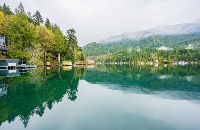 The Grove: Lakeside Tiny Home