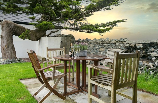 The Gun Room - an on the beach that sleeps 4 guests in 2 bedrooms
