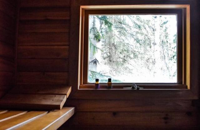 The Blaeberry Base Cabin W/ Sauna + Mountain Views