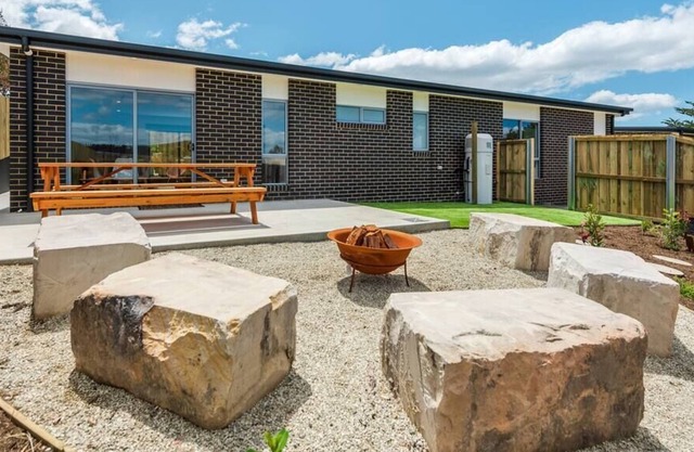 The Hacienda Modern 3 bedroom 15min to CBD