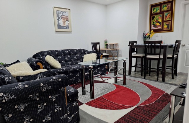 The Hampton Suite( close to the Airport & Downtown)