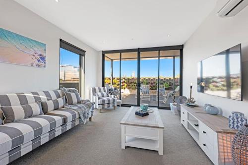 The Hamptons on Swan 00220