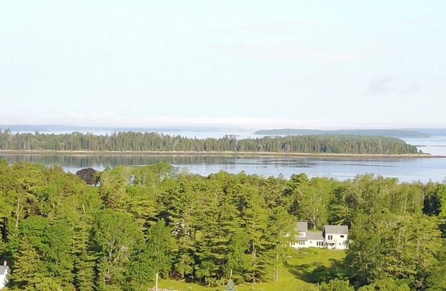 The Harpswell House-Waterfront, SunRise, Big Yards, Classic & Luxury