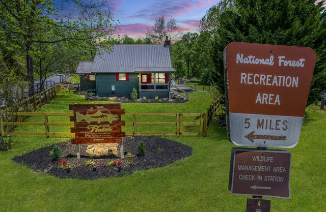 ★The Hatch★ Cabin on Trout River w/ Hot Tub, Pet/Kid Friendly