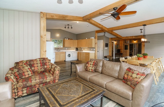 The Hatch - your family lakehouse retreat in Muskoka w/ Sauna & Hot Tub