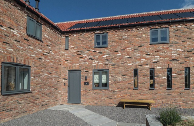 THE HAY BARN, pet friendly, with hot tub in Thirsk