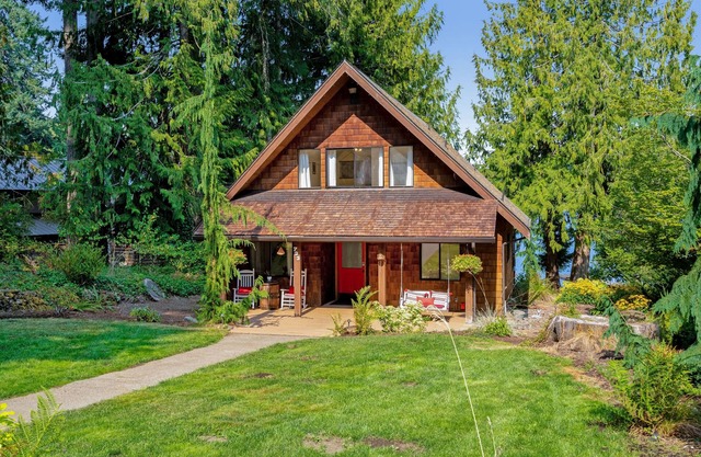 The Hayes Cabin In The Cove | Lakeside house in Olympia with beach access
