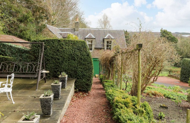THE HAYLOFT APARTMENT, romantic, with a garden in Jedburgh