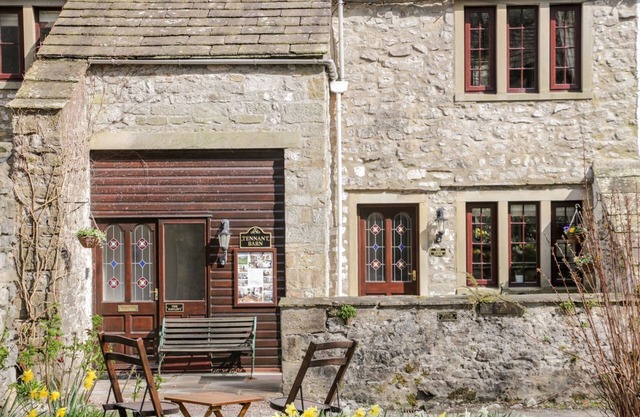 THE HAYLOFT AT TENNANT BARN, character holiday cottage in Malham