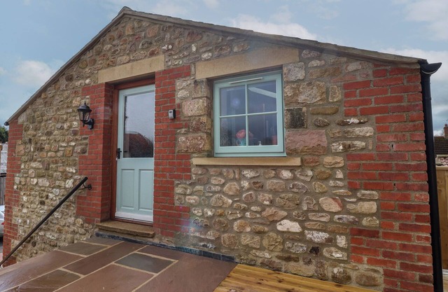 THE HAYLOFT, pet friendly, with a garden in Brompton-On-Swale