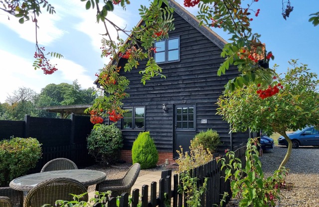 THE HAYLOFT, romantic, country holiday cottage in Haddiscoe